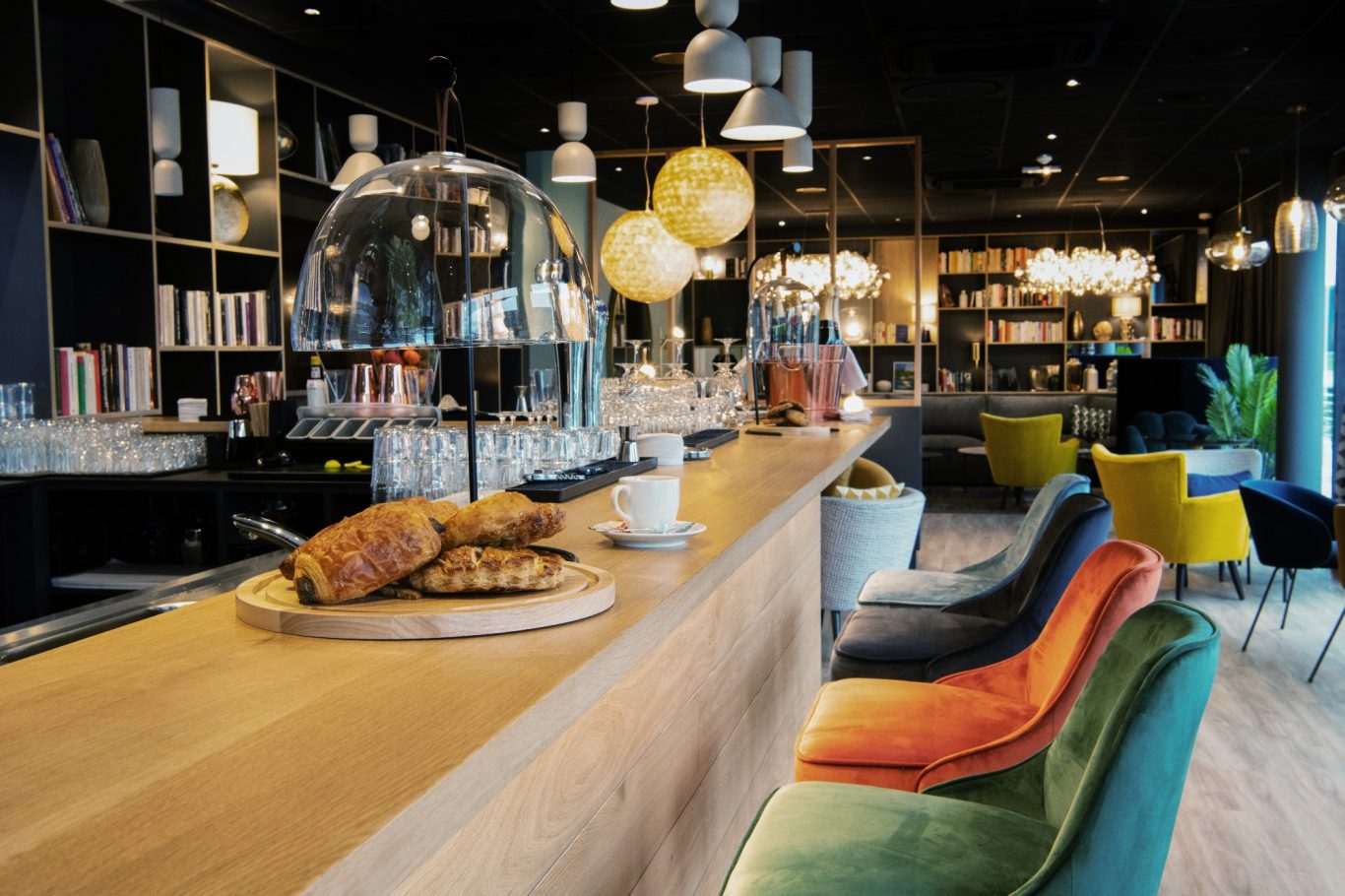 Photographie en couleur d'un bar dans un hotel. Photographe immobilier en Loire Atlantique
