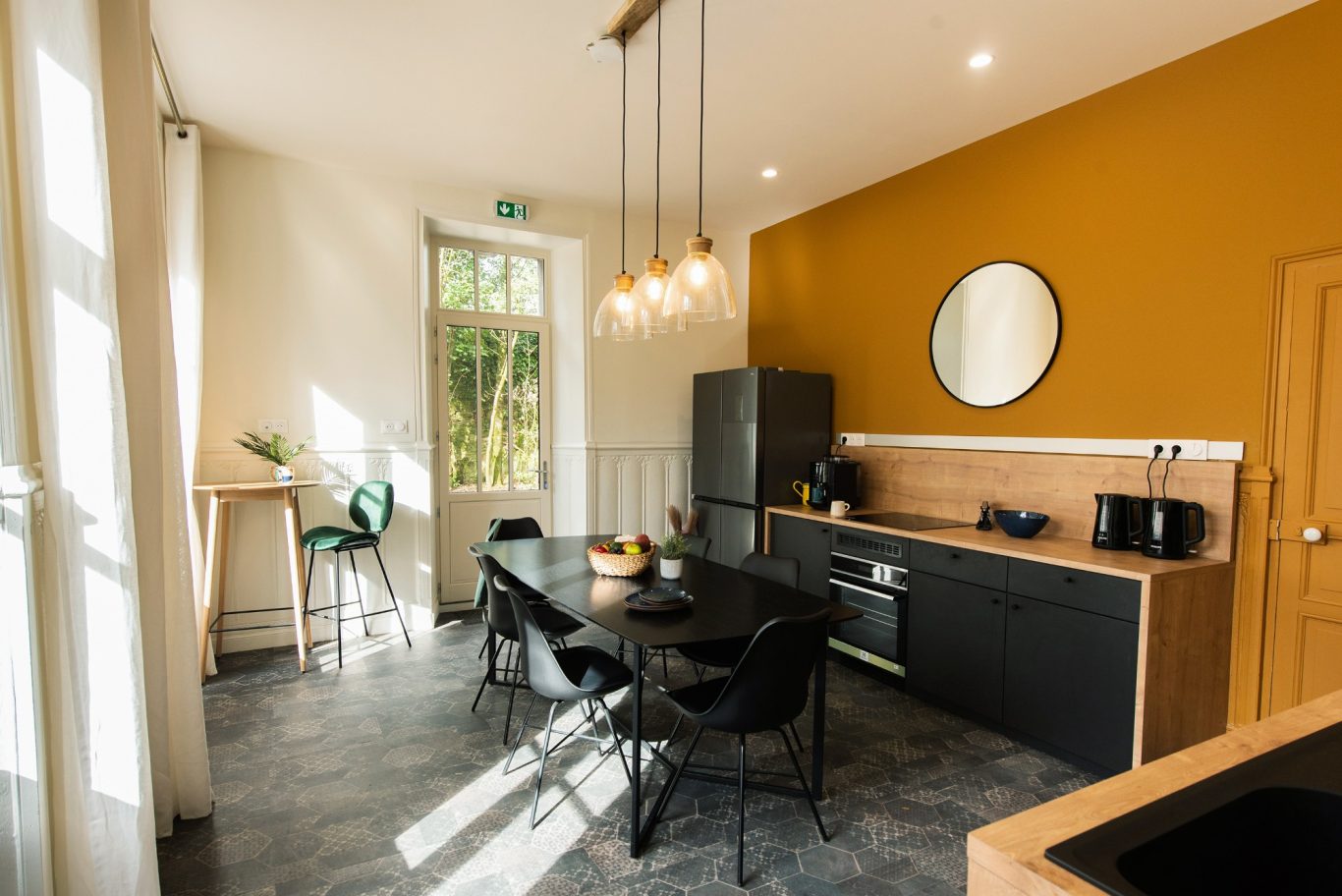 Photographie en couleur d'une cuisine dans un espace de coworking. Photographe immobilier en Loire Atlantique