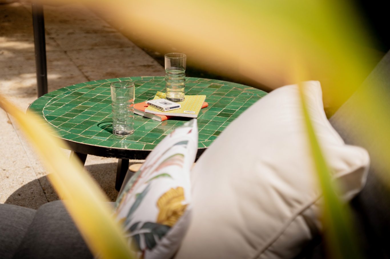 Photographie en couleur d'un salon exterieur dans un hotel. Photographe immobilier sur le littoral Atlantique